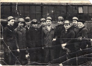 Pracownicy Stoczni Gdańskiej, koniec lat 60., pierwszy z lewej pan Tadeusz Rogalski, archiwum rodzinne