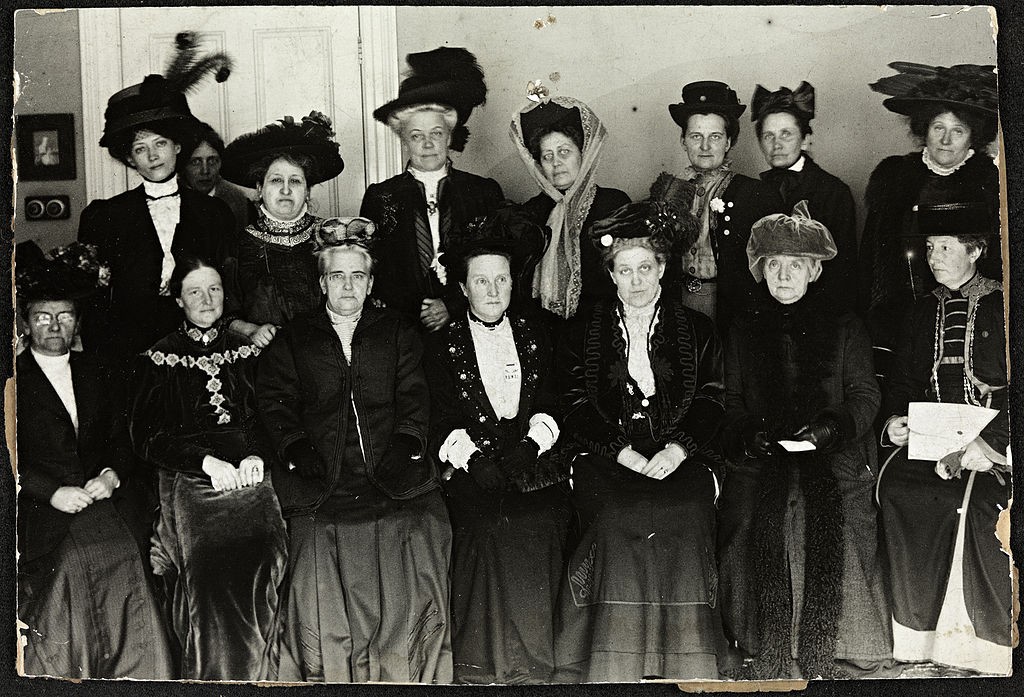 Käthe Schrimacher na Kongresie Światowego Związku Praw Wyborczych Kobiet. Zdjęcie z ok. 1904 roku.
